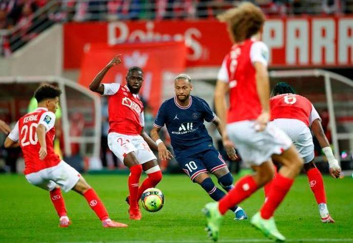 包含里昂迎NBA总决赛关键赛；加时末段防线松动；赛场秩序良好；轮换策略成焦点的词条