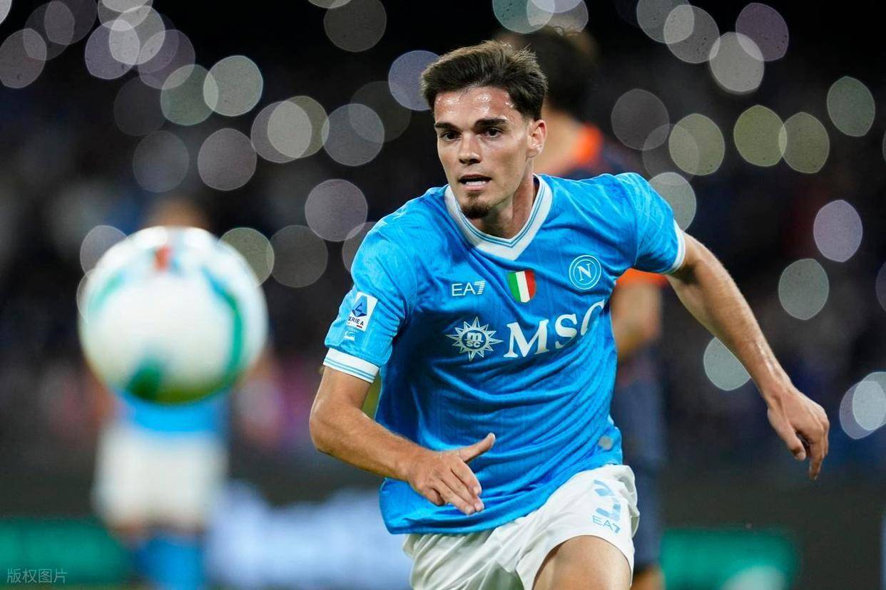 那不勒斯迎欧冠关键赛，转会期回应争议，管理层满意，控场能力受关注的简单介绍
